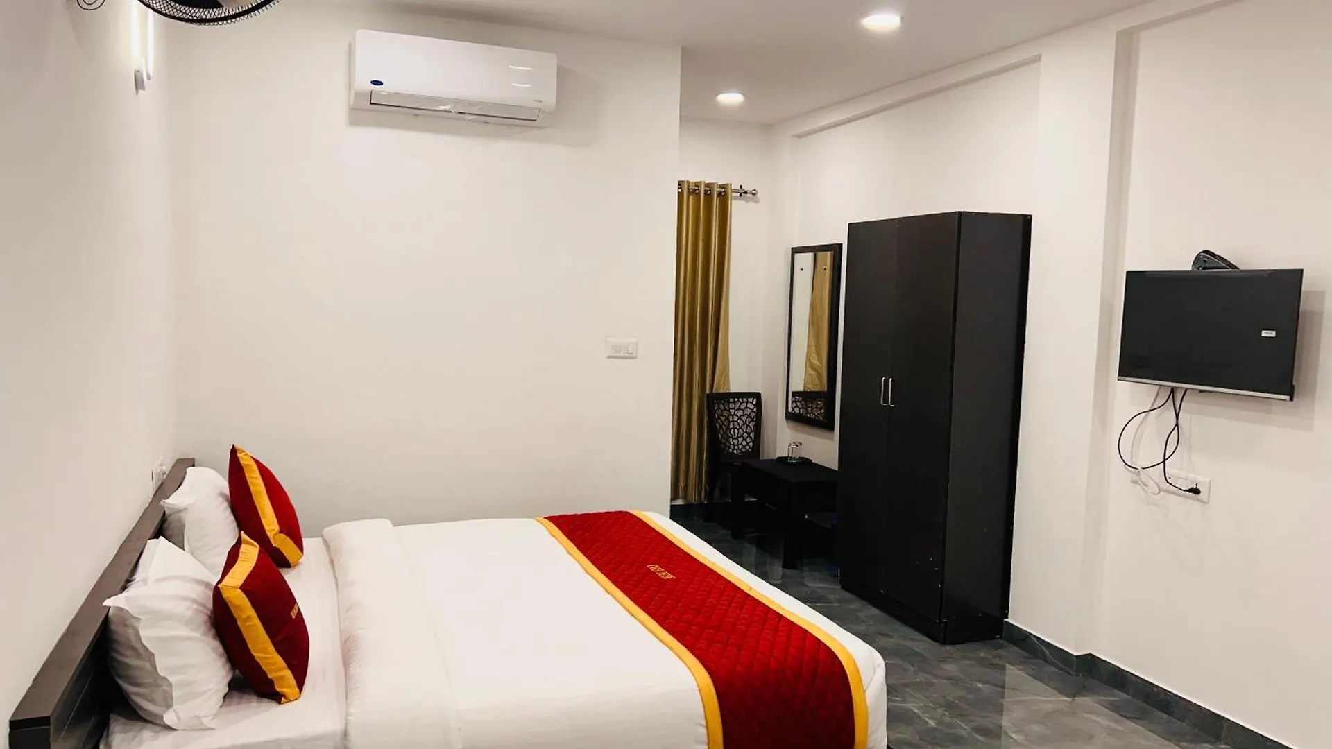 فندق Crescent Residency Padinjarathara الهند