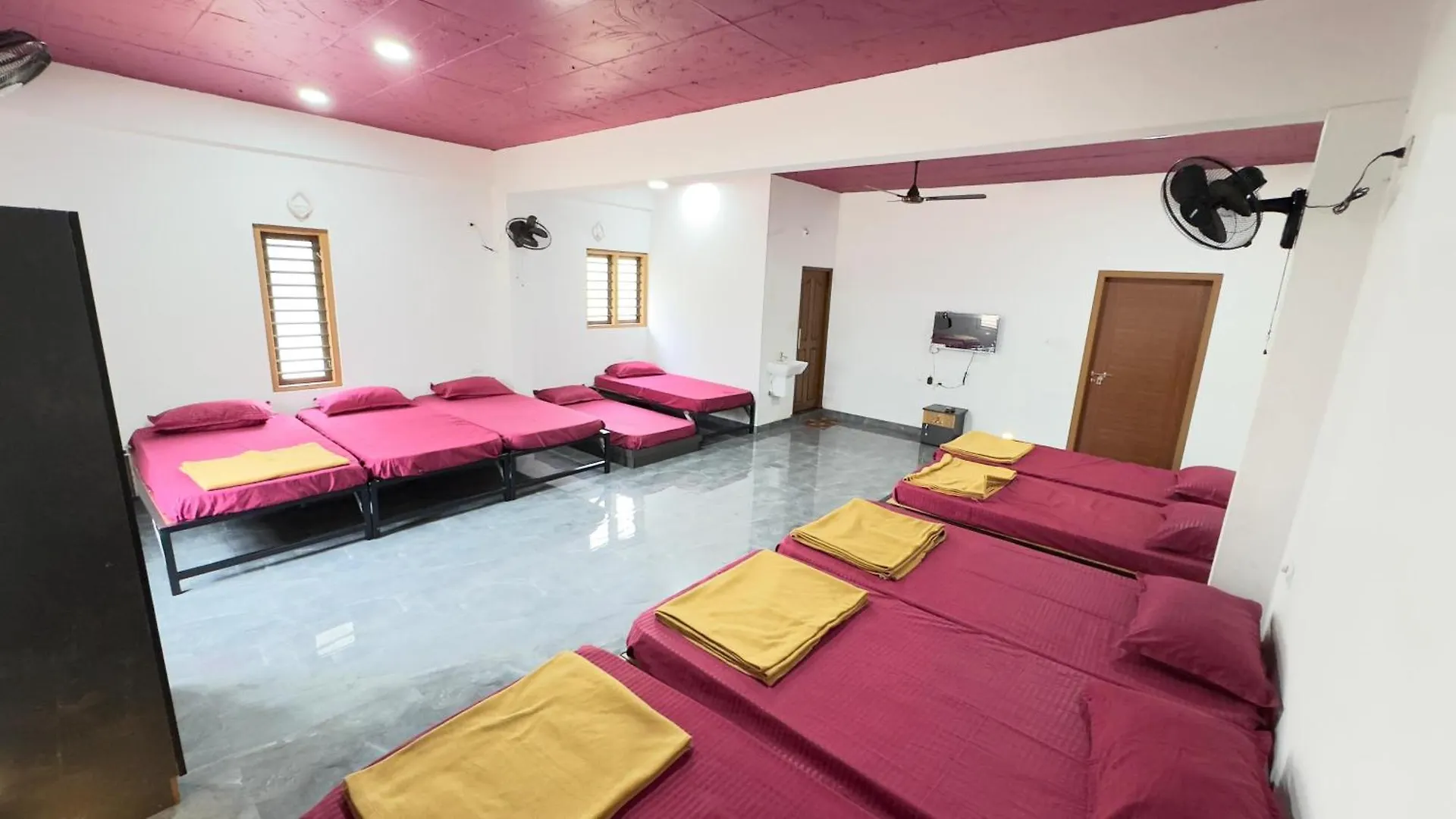 فندق Crescent Residency Padinjarathara